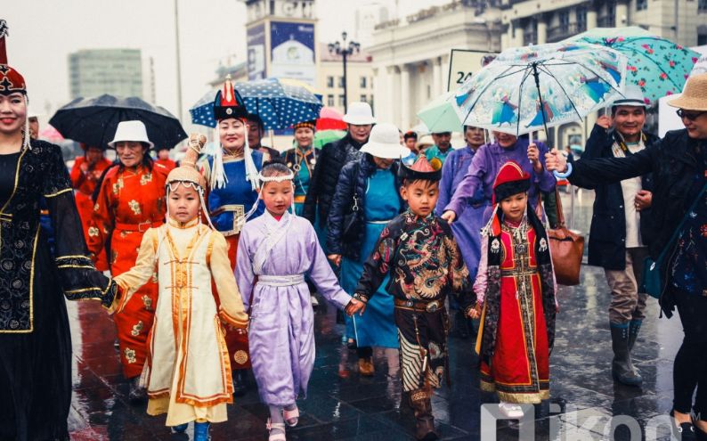 绚丽多彩的“长袍蒙古”节
