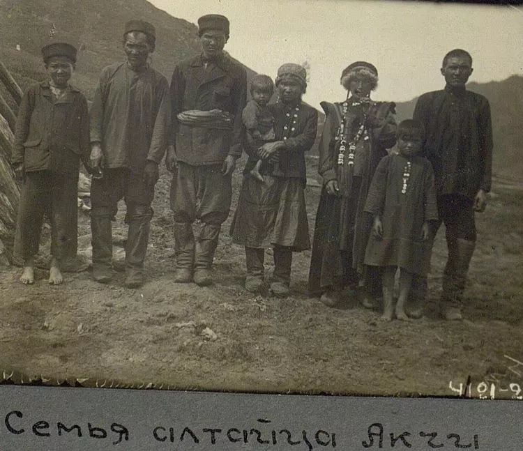 摄影" (1927) 居住在西伯利亚阿尔泰共和国和阿尔泰边疆区的人