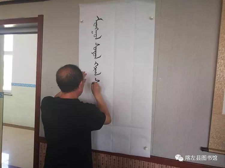 喀喇沁蒙古文书法培训基地举办 蒙古文书法进校园活动