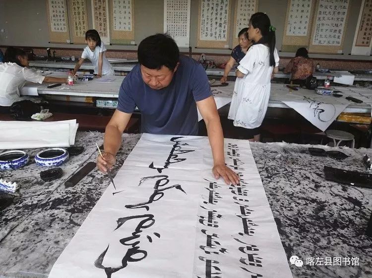 喀喇沁蒙古文书法培训基地举办 蒙古文书法进校园活动 第3张