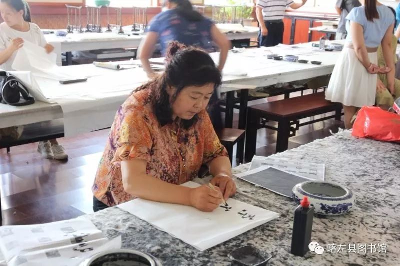 喀喇沁蒙古文书法培训基地举办 蒙古文书法进校园活动 第4张