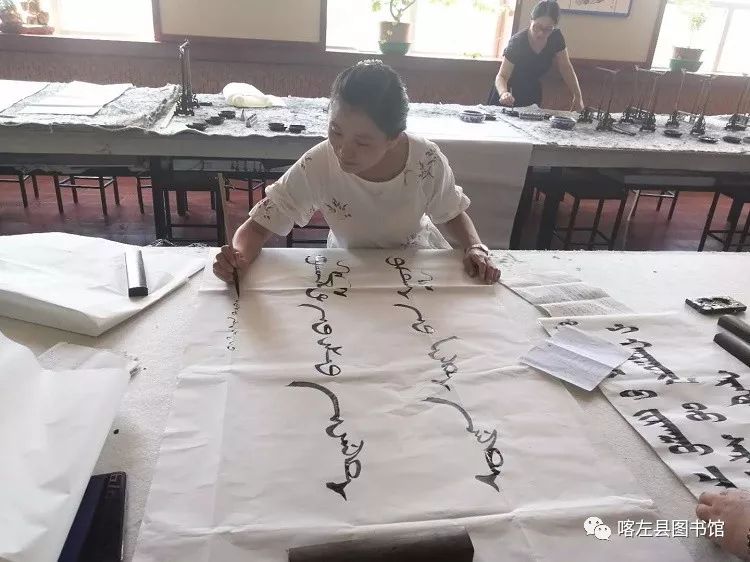 喀喇沁蒙古文书法培训基地举办 蒙古文书法进校园活动 第8张