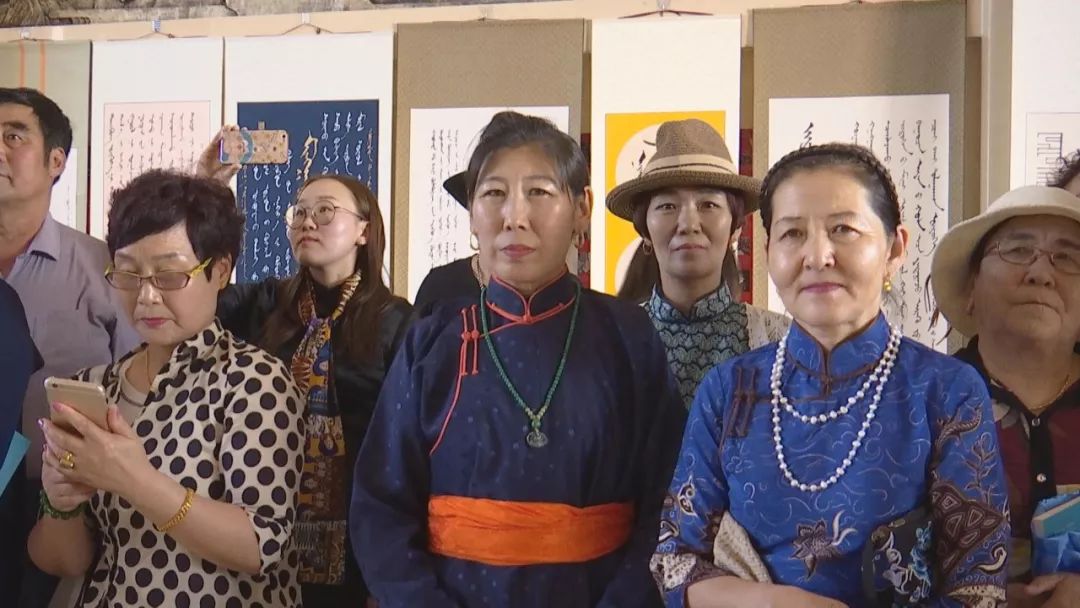 正镶白旗蒙古族女书法家举行新书发布及书法作品展（蒙古文） 第4张