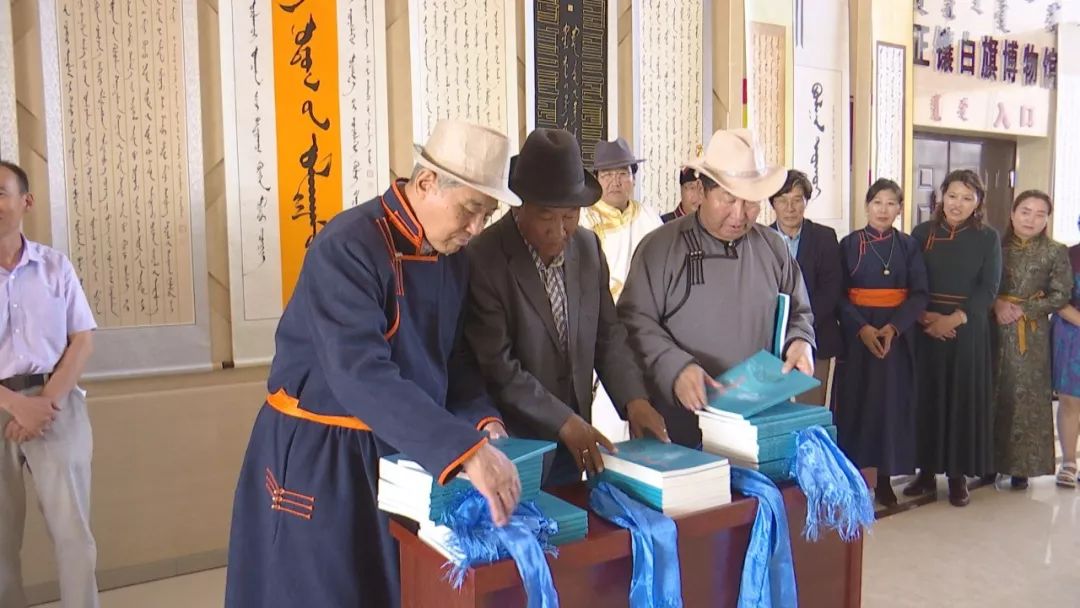 正镶白旗蒙古族女书法家举行新书发布及书法作品展（蒙古文） 第6张