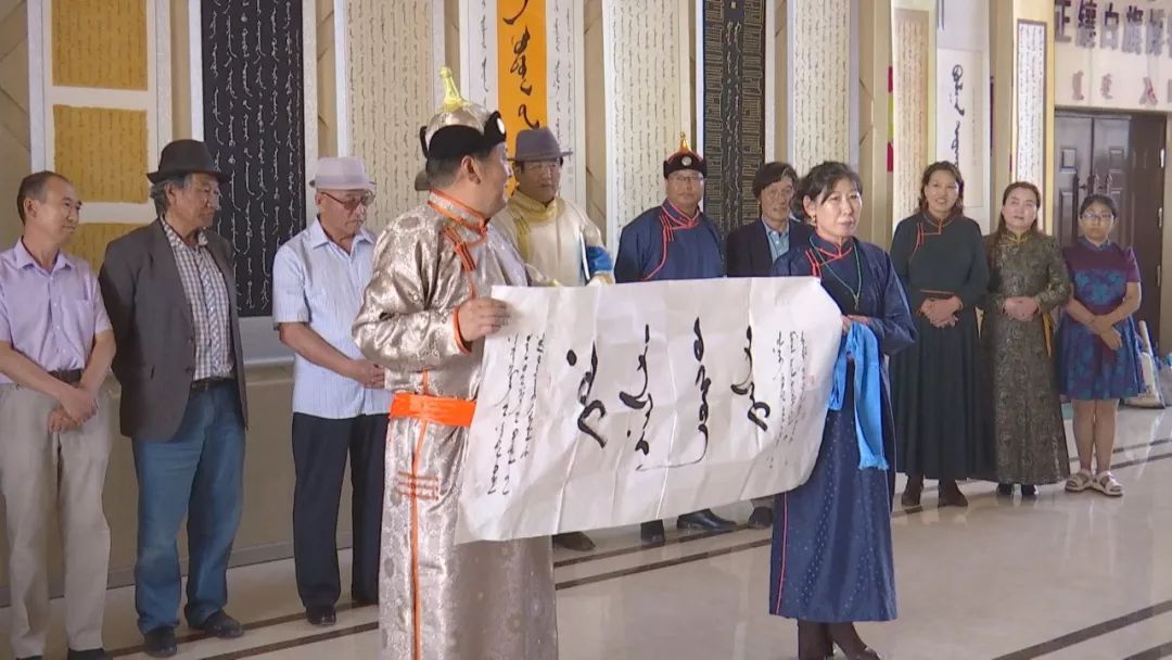 正镶白旗蒙古族女书法家举行新书发布及书法作品展（蒙古文） 第10张