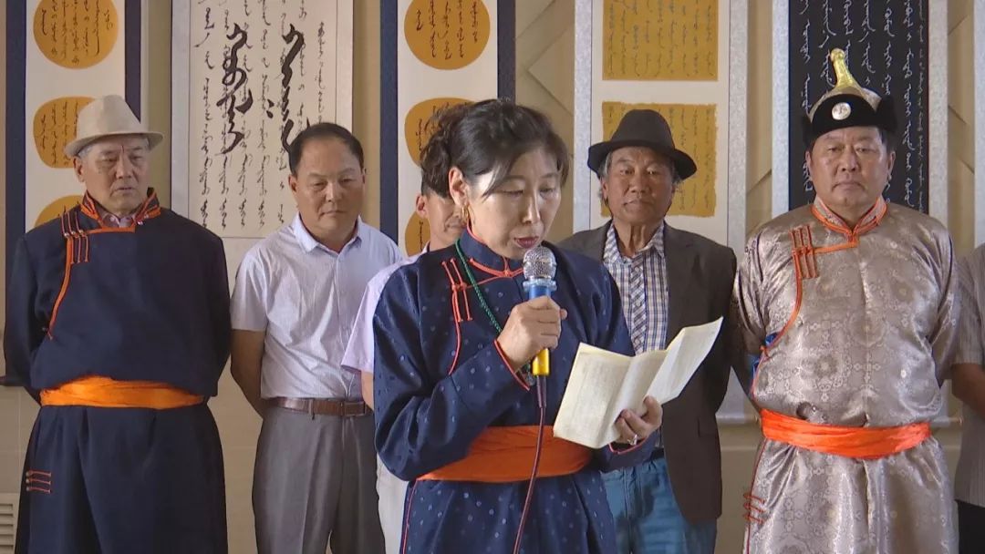 正镶白旗蒙古族女书法家举行新书发布及书法作品展（蒙古文） 第8张