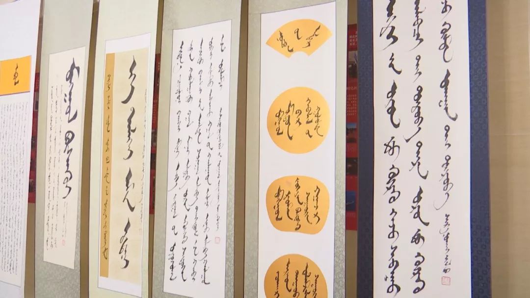 正镶白旗蒙古族女书法家举行新书发布及书法作品展（蒙古文） 第14张