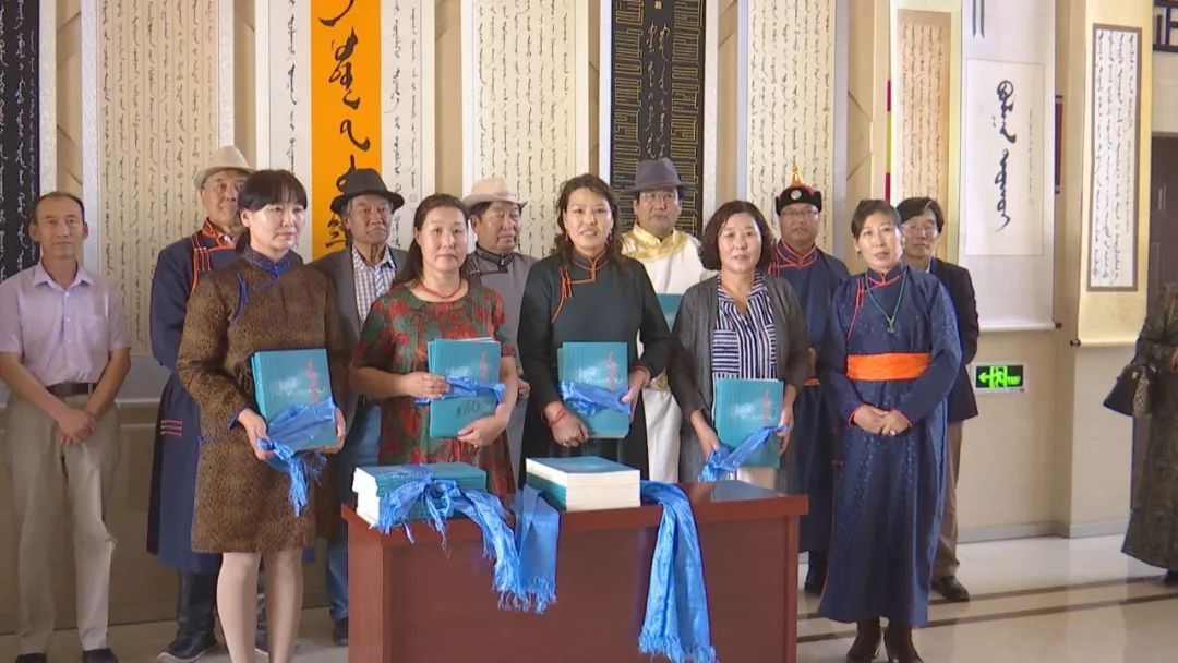 正镶白旗蒙古族女书法家举行新书发布及书法作品展（蒙古文） 第15张
