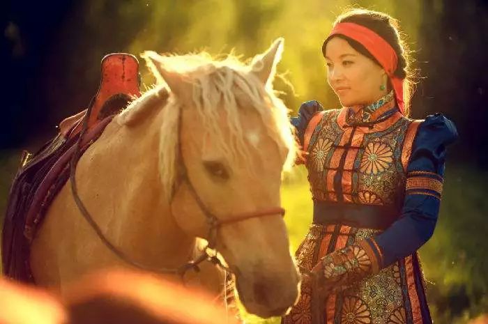 蒙古族传统服饰襟边缘饰
