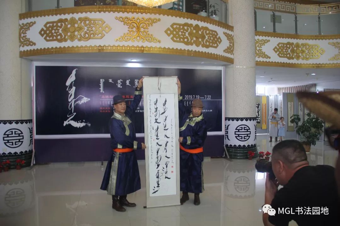 宝音陶格陶“乌珠穆沁”主题蒙古文书法展在西乌旗举办 第3张