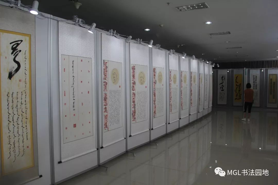 宝音陶格陶“乌珠穆沁”主题蒙古文书法展在西乌旗举办 第7张