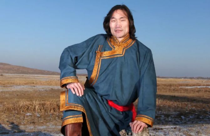 中国当代蒙古族实力派青年画家，雕塑艺术家阿鲁斯