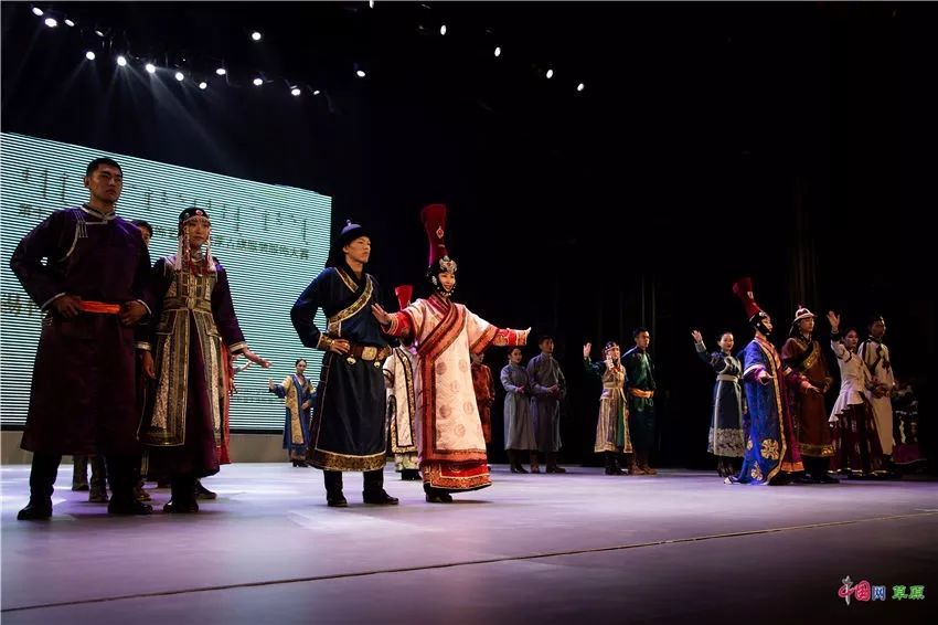 第十六届蒙古族服装服饰艺术节，绚丽多彩的蒙古袍