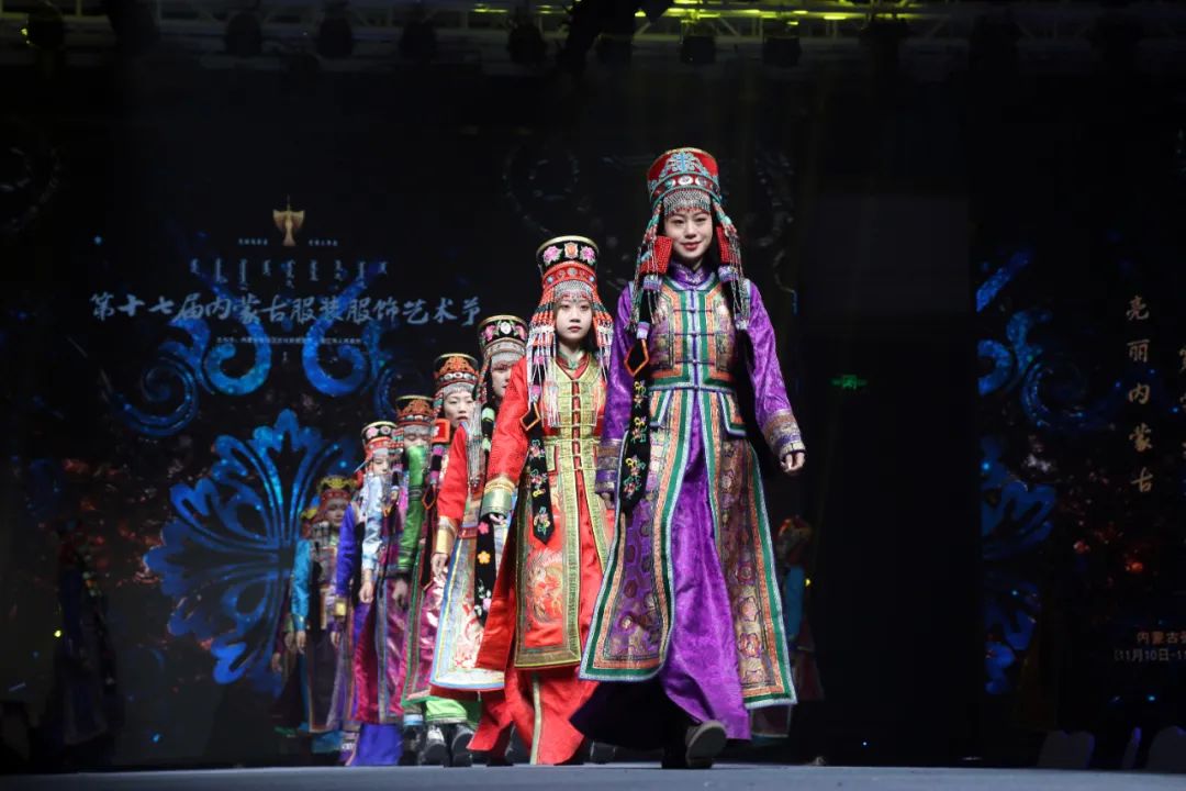 2020蒙古族服装服饰设计大赛 ᠮᠣᠩᠭᠤᠯ ᠦᠨᠳᠦᠰᠦᠲᠡᠨ ᠦ᠌ ᠬᠤᠪᠴᠠᠰᠤ ᠵᠠᠰᠠᠯ ᠤ᠋ᠨ ᠤᠷᠤᠯᠳᠤᠭᠠᠨ