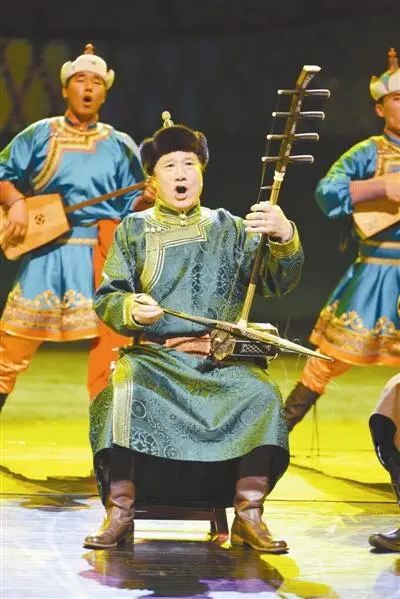 大草原的歌者--走近著名蒙古族男中音歌唱家那顺