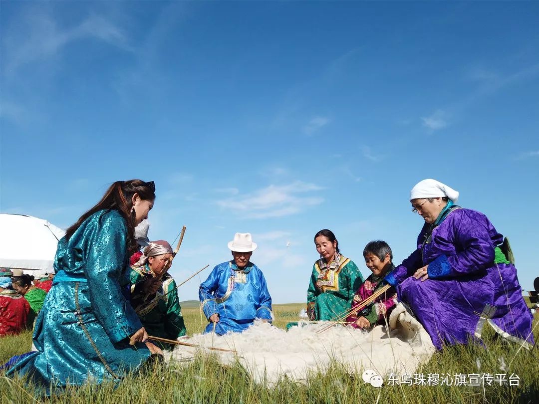 东乌珠穆沁旗蒙古族传统制毡技艺展示